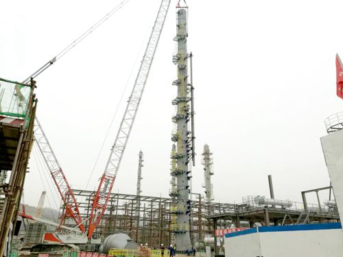 ACO裝置首臺(tái)超百噸塔器順利吊裝完成1