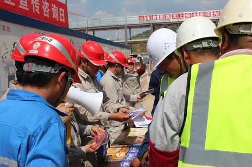 延能化項目部開展“安全生產(chǎn)月”咨詢?nèi)栈顒?jpg